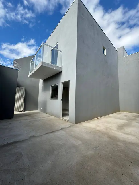 Foto 2 de Sobrado com 2 quartos à venda, 90m2 em Montes Claros - MG