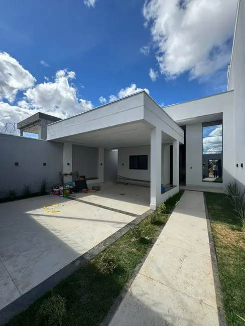 Foto 1 de Casa com 3 quartos à venda, 260m2 em Planalto, Montes Claros - MG