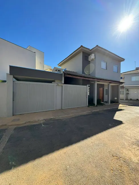 Foto 1 de Casa com 3 quartos à venda em Belvedere, Montes Claros - MG