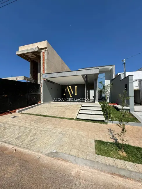 Foto 1 de Casa de Condomínio com 3 quartos à venda, 200m2 em Montes Claros - MG