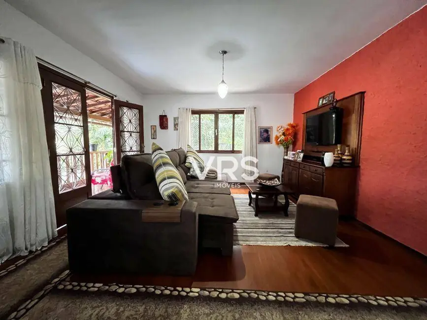 Casa com 3 quartos à venda, 336m2 em Tijuca, Teresopolis - RJ - imagem 3 Foto 3 de Casa com 3 quartos à venda, 336m2 em Tijuca, Teresopolis - RJ