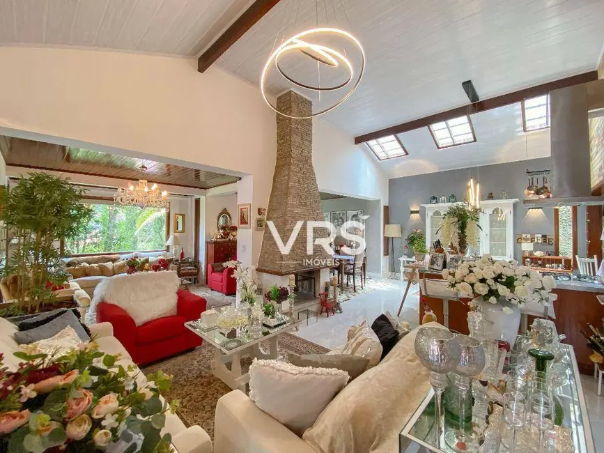 Casa com 4 quartos à venda, 1400m2 em Golfe, Teresopolis - RJ - imagem 3 Foto 3 de Casa com 4 quartos à venda, 1400m2 em Golfe, Teresopolis - RJ