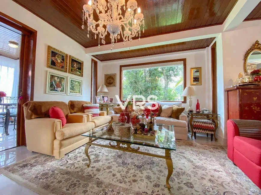 Casa com 4 quartos à venda, 1400m2 em Golfe, Teresopolis - RJ - imagem 4 Foto 4 de Casa com 4 quartos à venda, 1400m2 em Golfe, Teresopolis - RJ