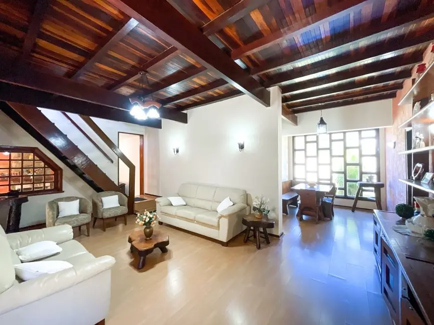 Casa de Condomínio com 5 quartos à venda, 1245m2 em Carlos Guinle, Teresopolis - RJ - imagem 4 Foto 4 de Casa de Condomínio com 5 quartos à venda, 1245m2 em Carlos Guinle, Teresopolis - RJ