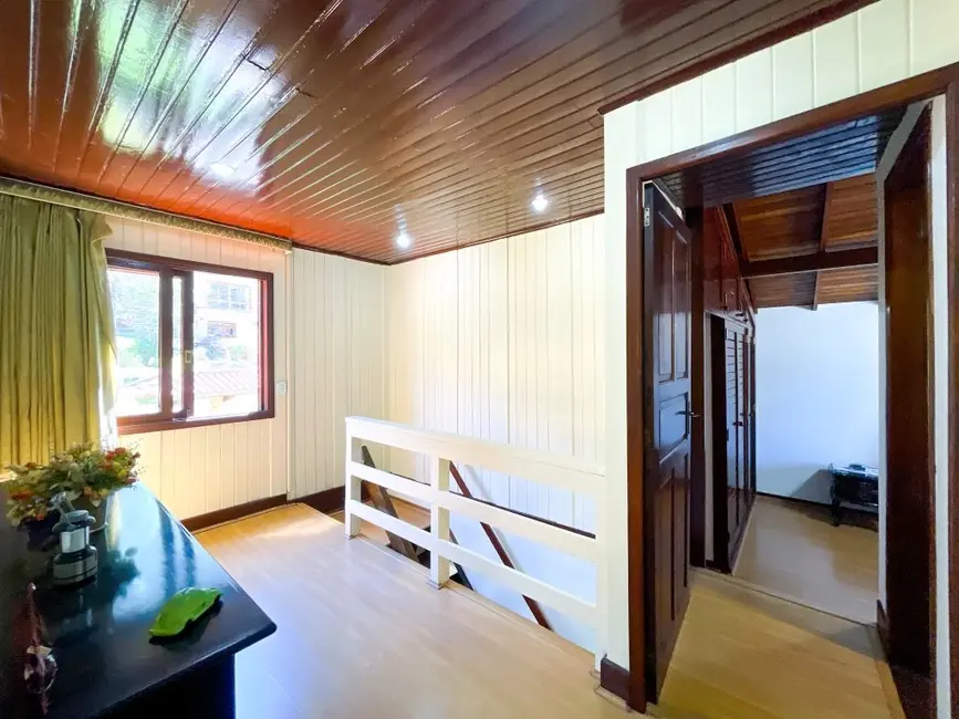 Casa de Condomínio com 5 quartos à venda, 1245m2 em Carlos Guinle, Teresopolis - RJ - imagem 7 Foto 7 de Casa de Condomínio com 5 quartos à venda, 1245m2 em Carlos Guinle, Teresopolis - RJ