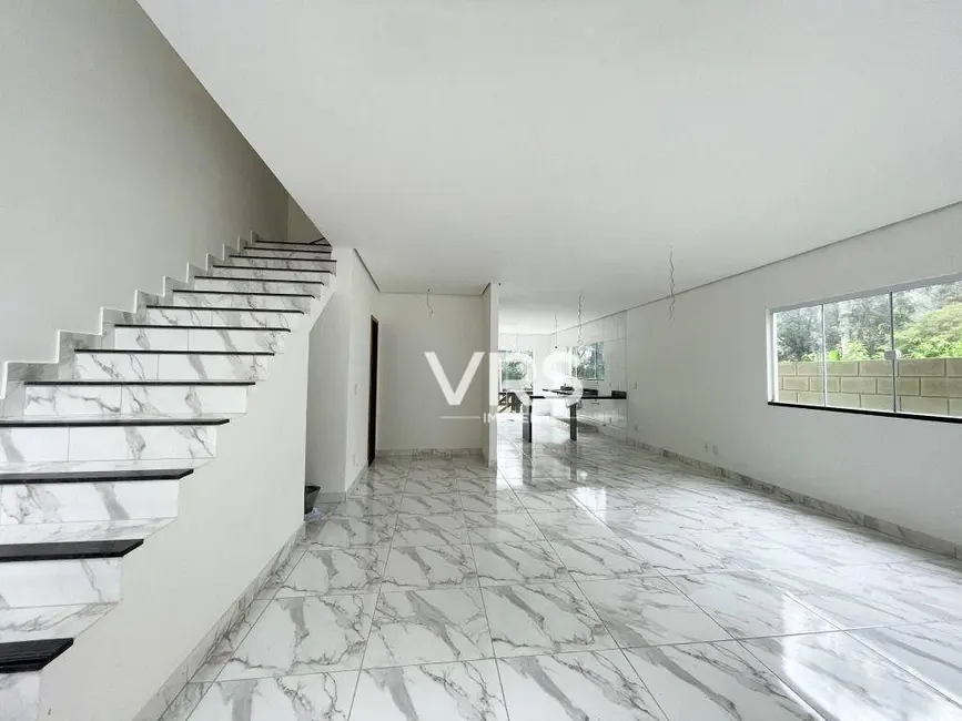 Foto 1 de Casa com 5 quartos à venda, 230m2 em Granja Guarani, Teresopolis - RJ