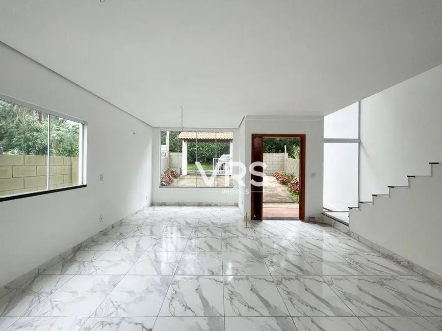 Foto 2 de Casa com 5 quartos à venda, 230m2 em Granja Guarani, Teresopolis - RJ