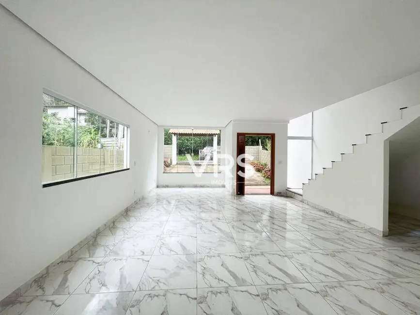 Foto 3 de Casa com 5 quartos à venda, 230m2 em Granja Guarani, Teresopolis - RJ