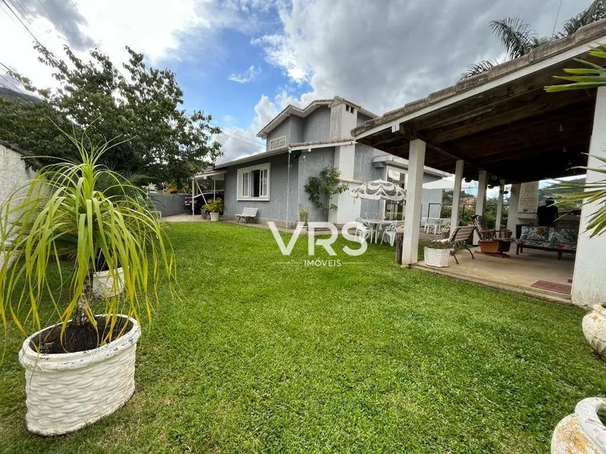 Foto 2 de Casa com 4 quartos para alugar, 616m2 em Jardim Cascata, Teresopolis - RJ