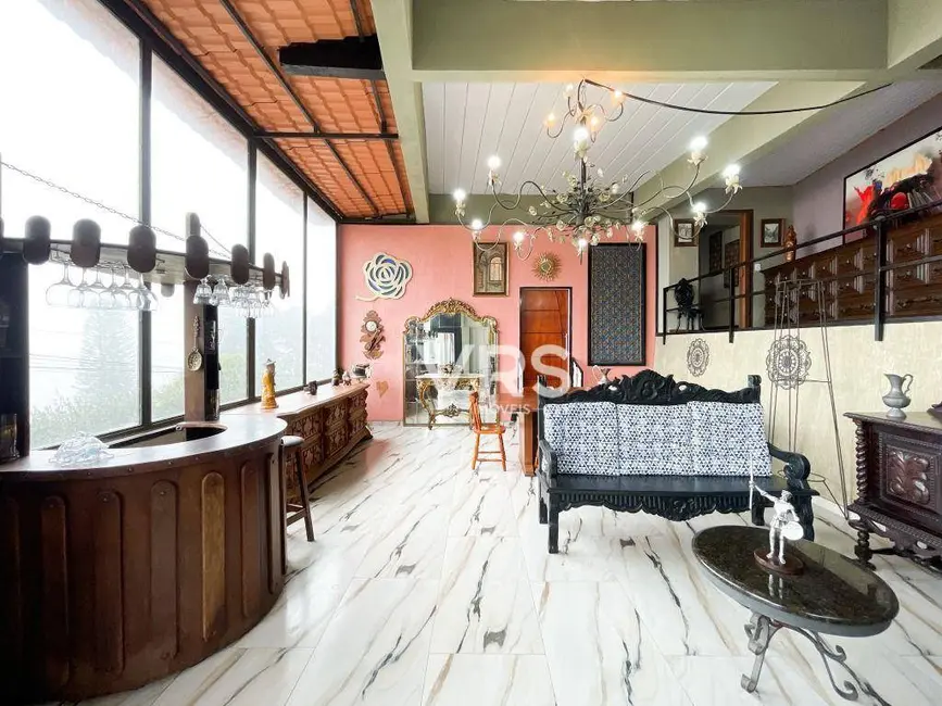 Foto 2 de Casa com 4 quartos à venda, 375m2 em Parque do Ingá, Teresopolis - RJ