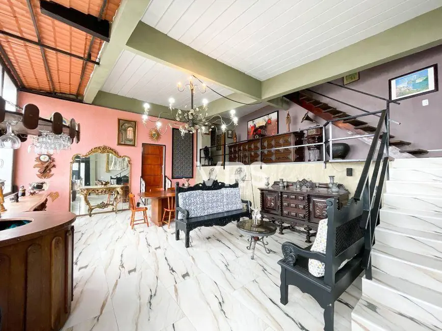 Foto 1 de Casa com 4 quartos à venda, 375m2 em Parque do Ingá, Teresopolis - RJ