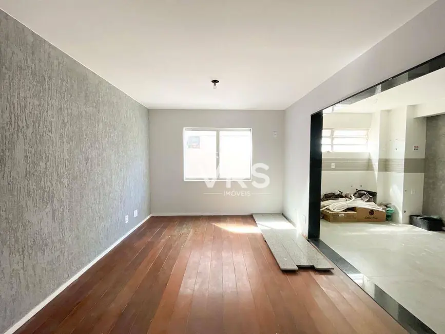 Foto 1 de Cobertura com 3 quartos à venda, 140m2 em Várzea, Teresopolis - RJ