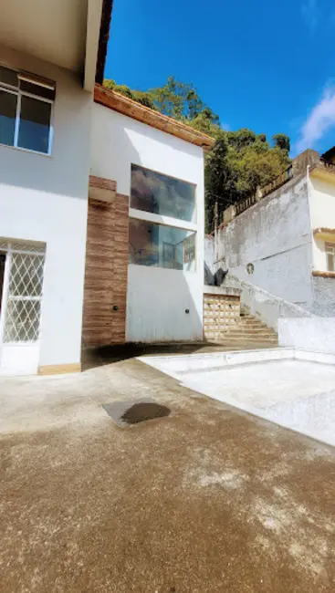 Casa com 3 quartos à venda, 412m2 em Várzea, Teresopolis - RJ - imagem 2 Foto 2 de Casa com 3 quartos à venda, 412m2 em Várzea, Teresopolis - RJ