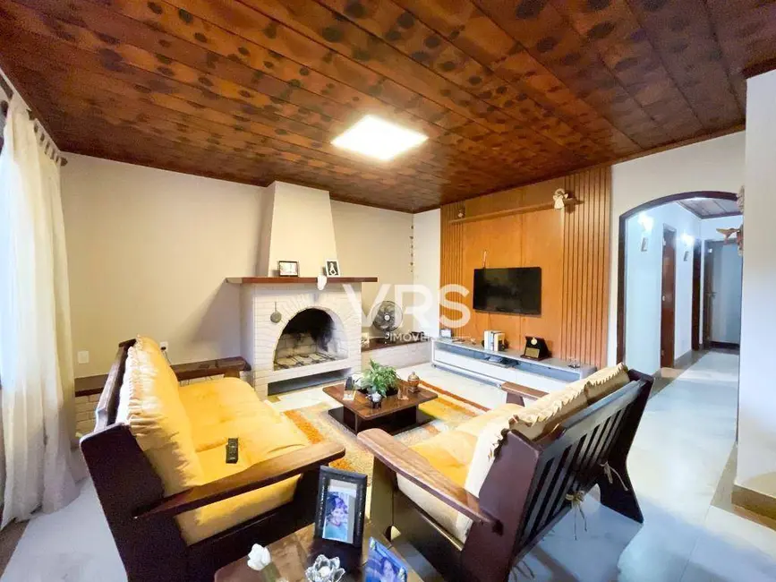 Foto 2 de Casa com 3 quartos à venda, 348m2 em Várzea, Teresopolis - RJ