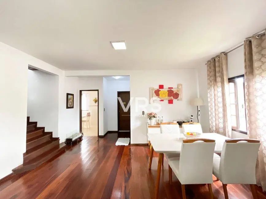 Casa com 3 quartos à venda, 540m2 em Parque São Luiz, Teresopolis - RJ - imagem 9 Foto 9 de Casa com 3 quartos à venda, 540m2 em Parque São Luiz, Teresopolis - RJ