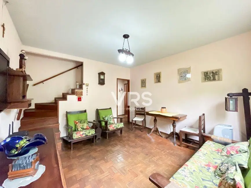 Casa com 3 quartos à venda, 346m2 em Vale do Paraíso, Teresopolis - RJ - imagem 2 Foto 2 de Casa com 3 quartos à venda, 346m2 em Vale do Paraíso, Teresopolis - RJ