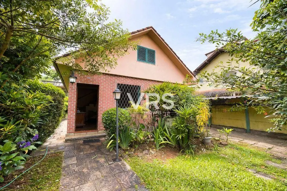 Casa com 3 quartos à venda, 346m2 em Vale do Paraíso, Teresopolis - RJ - imagem 1 Foto 1 de Casa com 3 quartos à venda, 346m2 em Vale do Paraíso, Teresopolis - RJ