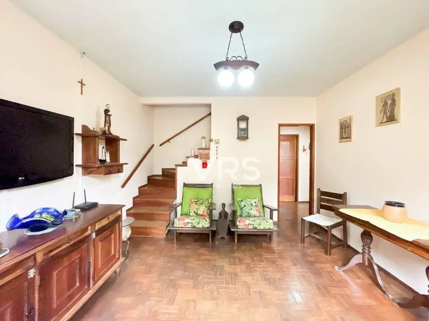 Casa com 3 quartos à venda, 346m2 em Vale do Paraíso, Teresopolis - RJ - imagem 3 Foto 3 de Casa com 3 quartos à venda, 346m2 em Vale do Paraíso, Teresopolis - RJ