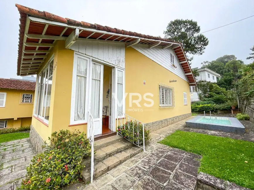 Casa com 5 quartos à venda, 530m2 em Alto, Teresopolis - RJ - imagem 3 Foto 3 de Casa com 5 quartos à venda, 530m2 em Alto, Teresopolis - RJ