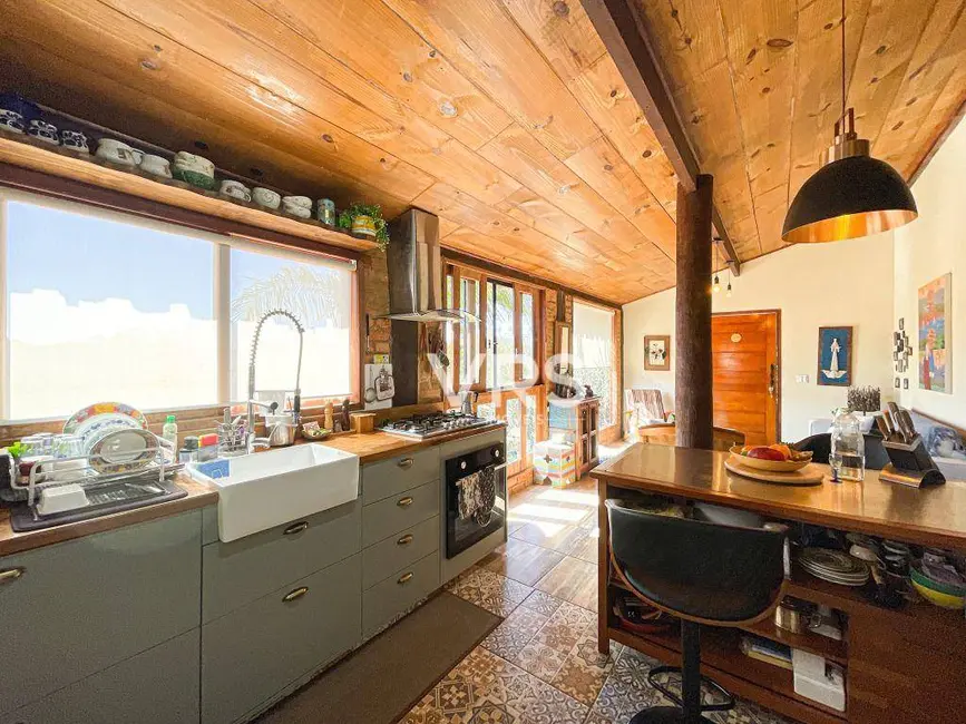 Casa de Condomínio com 3 quartos à venda, 444m2 em Albuquerque, Teresopolis - RJ - imagem 2 Foto 2 de Casa de Condomínio com 3 quartos à venda, 444m2 em Albuquerque, Teresopolis - RJ