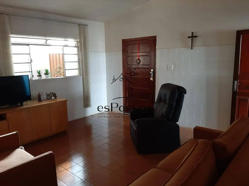 Foto 2 de Casa com 5 quartos à venda, 680m2 em Centro, Florestal - MG