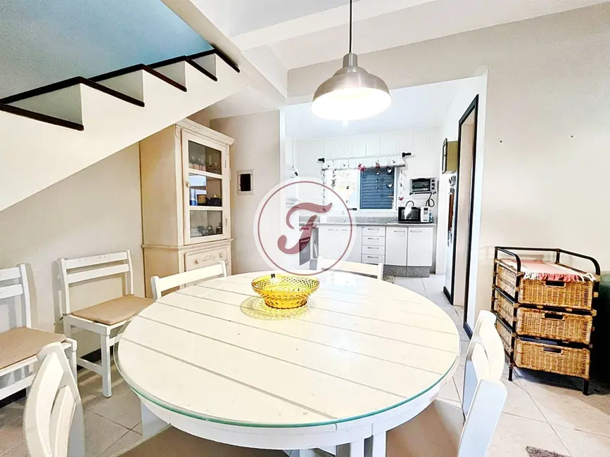 Foto 6 de Sobrado com 2 quartos para alugar em Bombinhas - SC