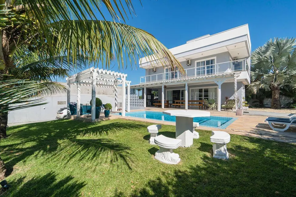 Casa com 4 quartos à venda e para alugar em Bombinhas - SC - imagem 4 Foto 4 de Casa com 4 quartos à venda e para alugar em Bombinhas - SC