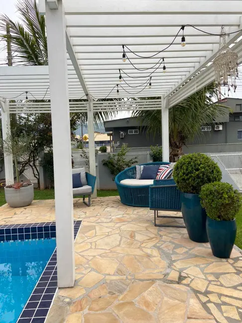 Casa com 4 quartos à venda e para alugar em Bombinhas - SC - imagem 7 Foto 7 de Casa com 4 quartos à venda e para alugar em Bombinhas - SC