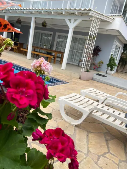 Casa com 4 quartos à venda e para alugar em Bombinhas - SC - imagem 9 Foto 9 de Casa com 4 quartos à venda e para alugar em Bombinhas - SC
