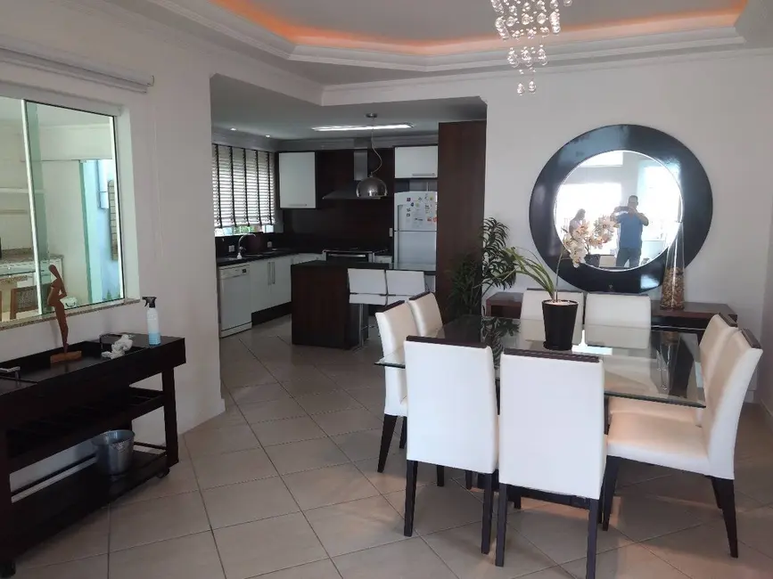 Casa com 4 quartos à venda e para alugar em Bombinhas - SC - imagem 7 Foto 7 de Casa com 4 quartos à venda e para alugar em Bombinhas - SC