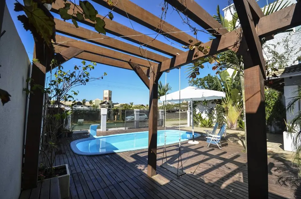 Casa com 4 quartos à venda e para alugar em Bombinhas - SC - imagem 3 Foto 3 de Casa com 4 quartos à venda e para alugar em Bombinhas - SC