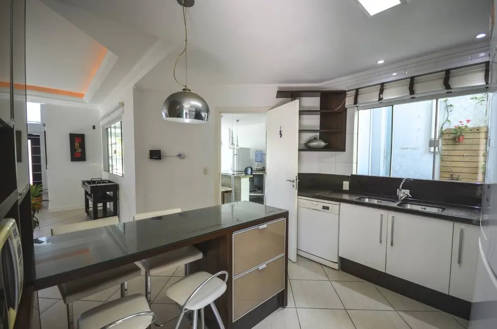 Casa com 4 quartos à venda e para alugar em Bombinhas - SC - imagem 6 Foto 6 de Casa com 4 quartos à venda e para alugar em Bombinhas - SC