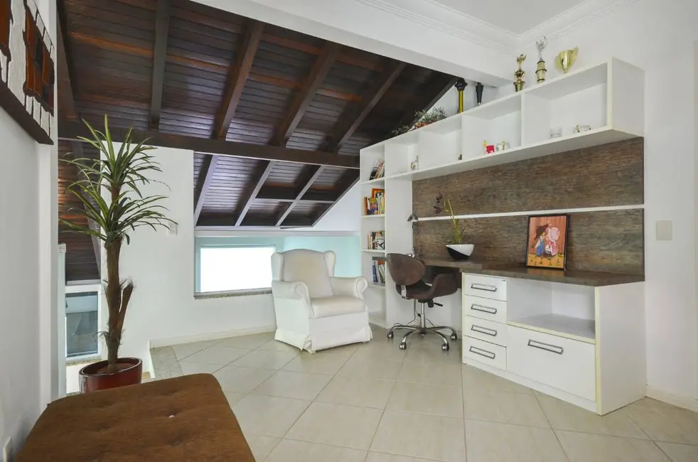 Casa com 4 quartos à venda e para alugar em Bombinhas - SC - imagem 9 Foto 9 de Casa com 4 quartos à venda e para alugar em Bombinhas - SC