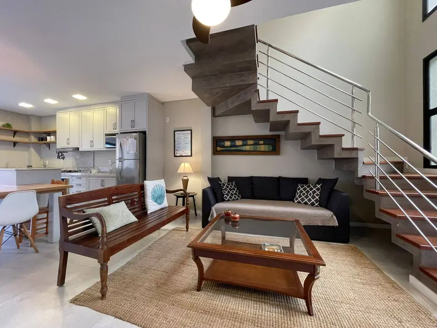 Foto 9 de Sobrado com 3 quartos à venda e para alugar em Bombinhas - SC