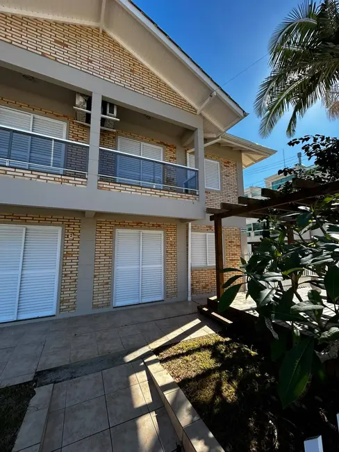 Foto 3 de Casa com 2 quartos para alugar em Bombinhas - SC
