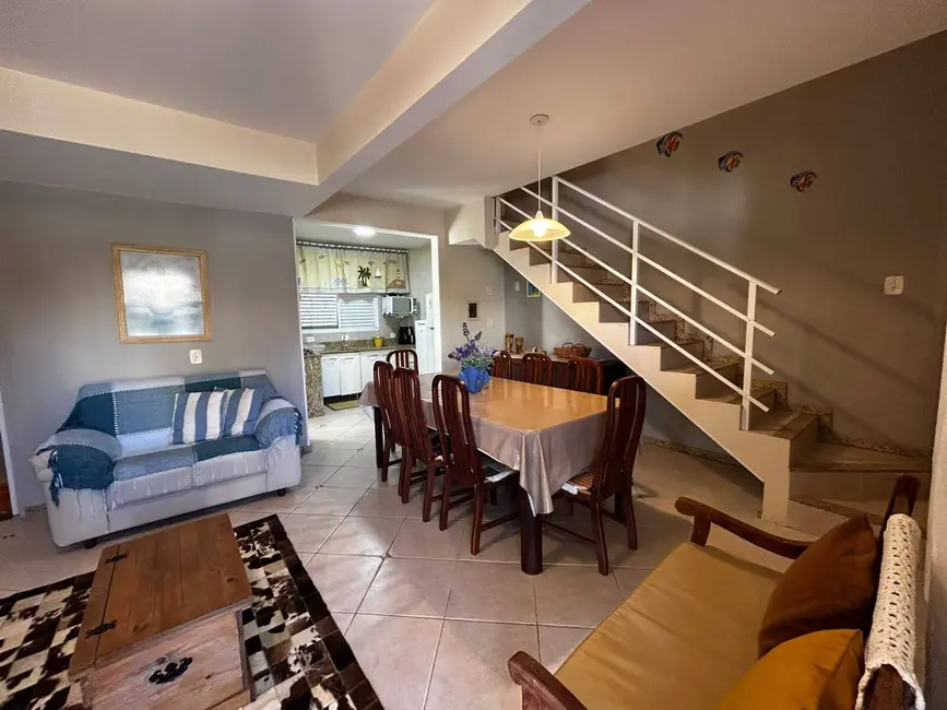 Foto 8 de Casa com 2 quartos para alugar em Bombinhas - SC