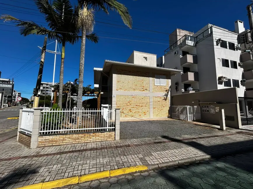 Foto 2 de Casa com 2 quartos para alugar em Bombinhas - SC